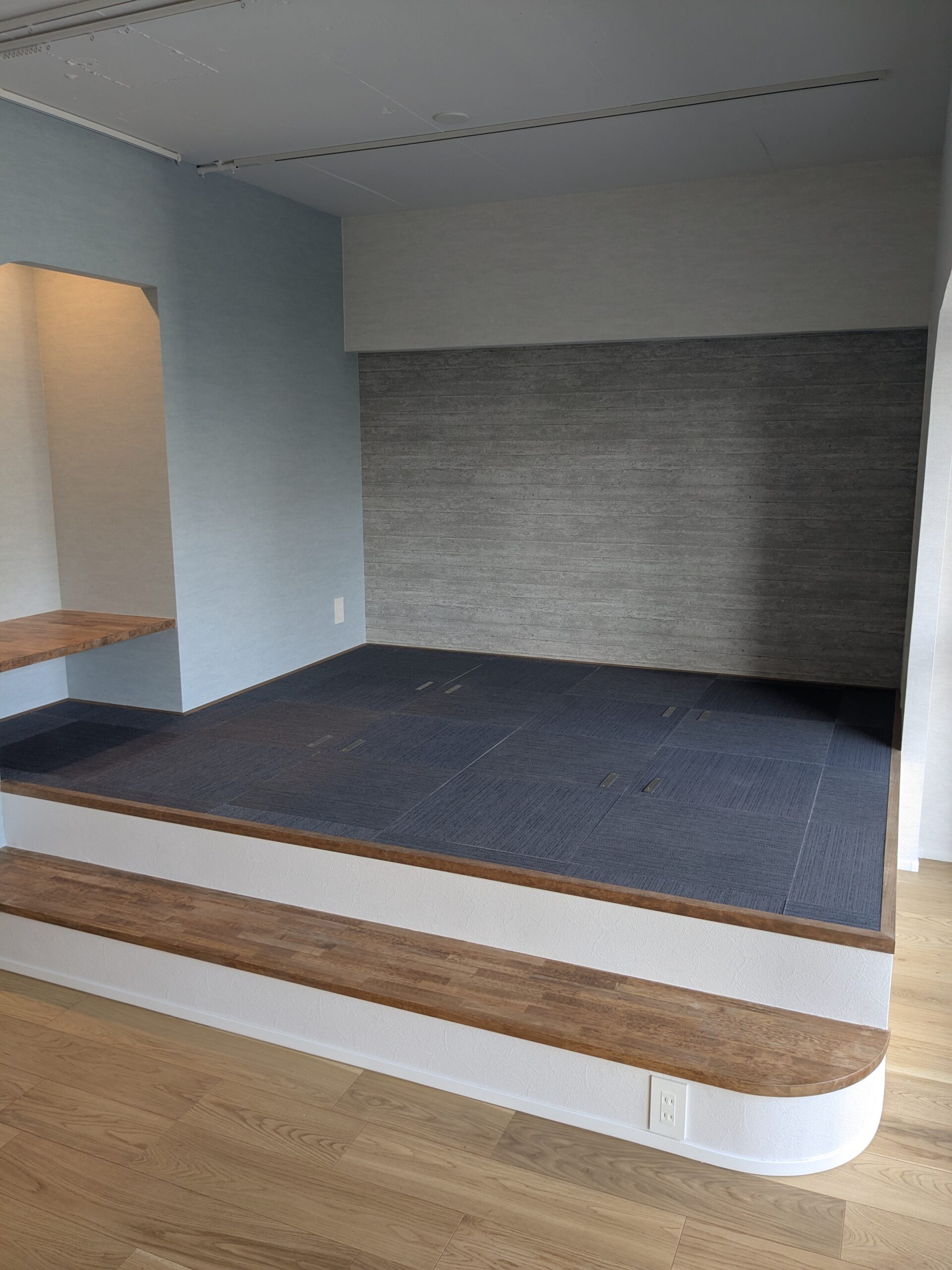 くすみブルーが映える-小上がりのある家- ｜ 中野区　アズ建設施工事例ギャラリー