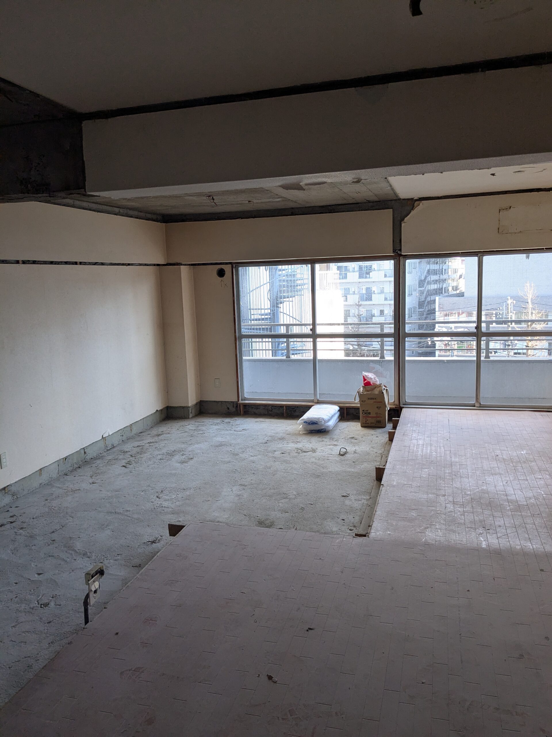 くすみブルーが映える-小上がりのある家- ｜ 中野区　現場レポート