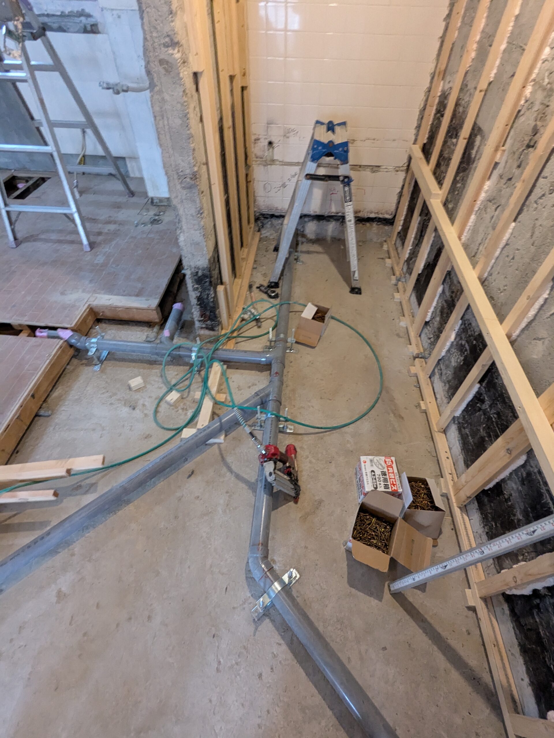 くすみブルーが映える-小上がりのある家- ｜ 中野区　現場レポート