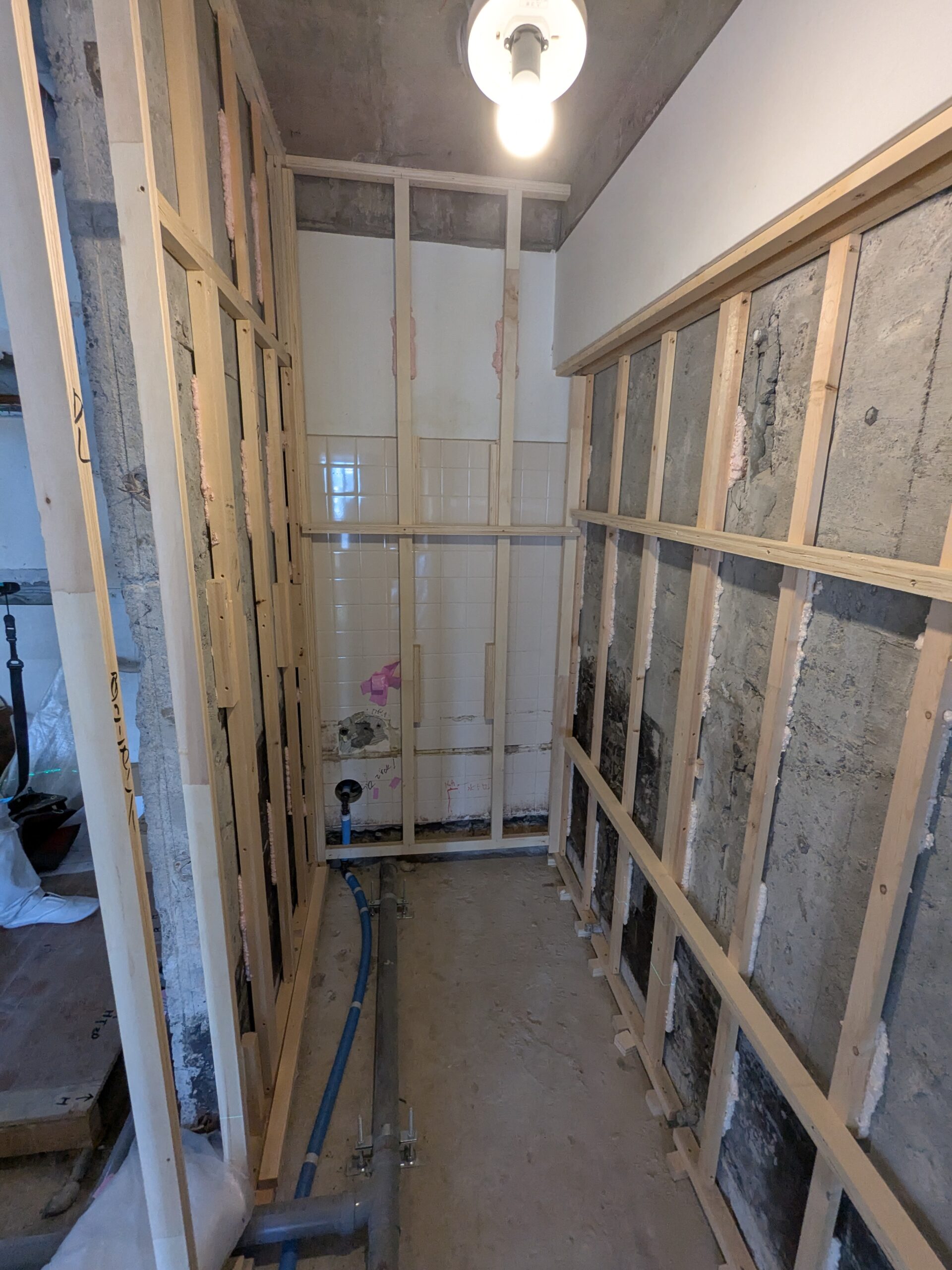 くすみブルーが映える-小上がりのある家- ｜ 中野区　現場レポート