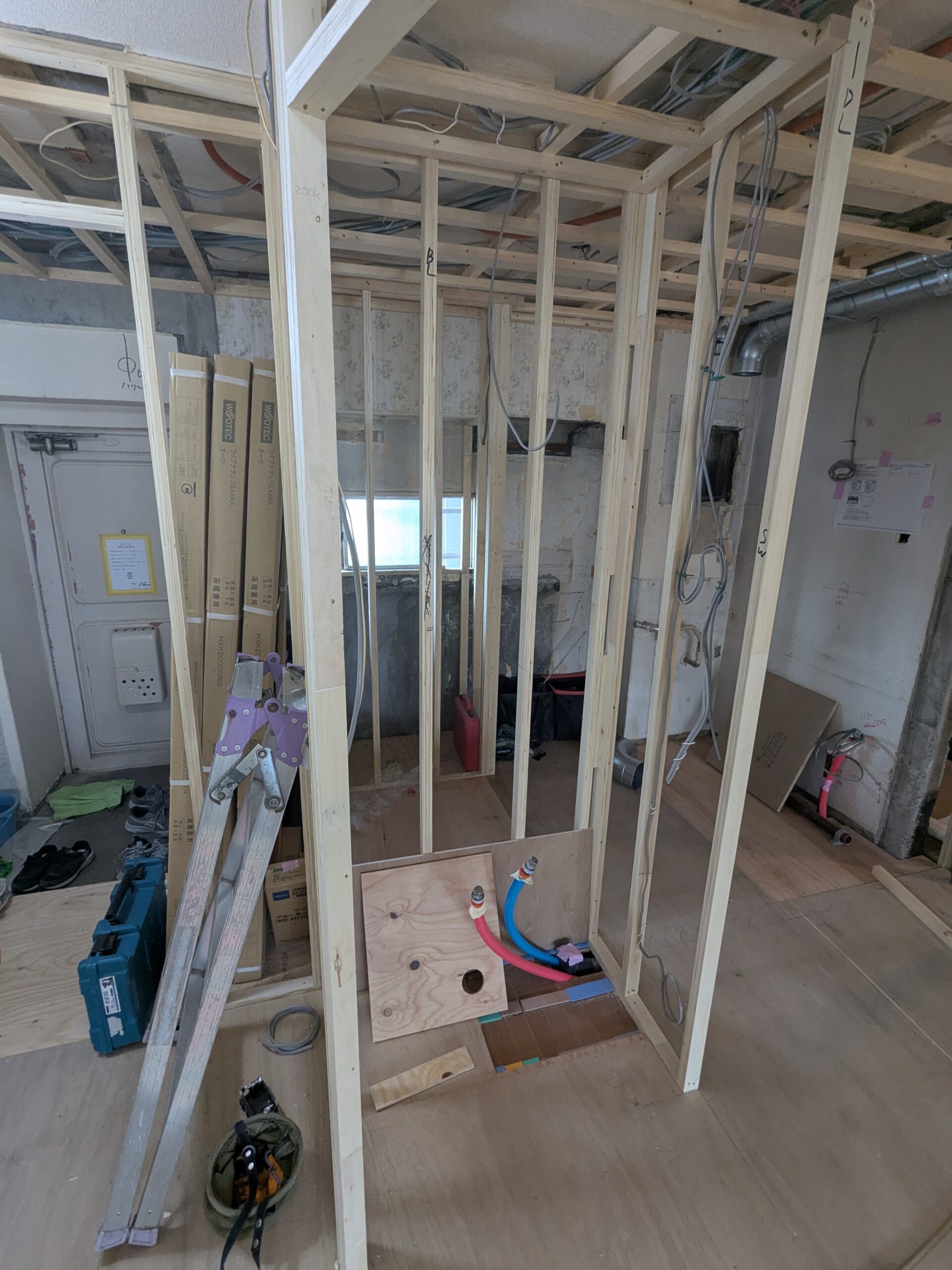 くすみブルーが映える-小上がりのある家- ｜ 中野区　現場レポート