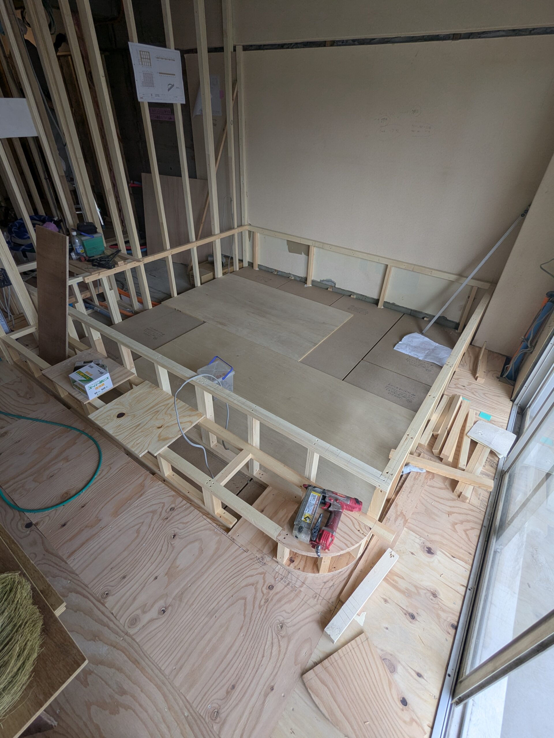 くすみブルーが映える-小上がりのある家- ｜ 中野区　現場レポート