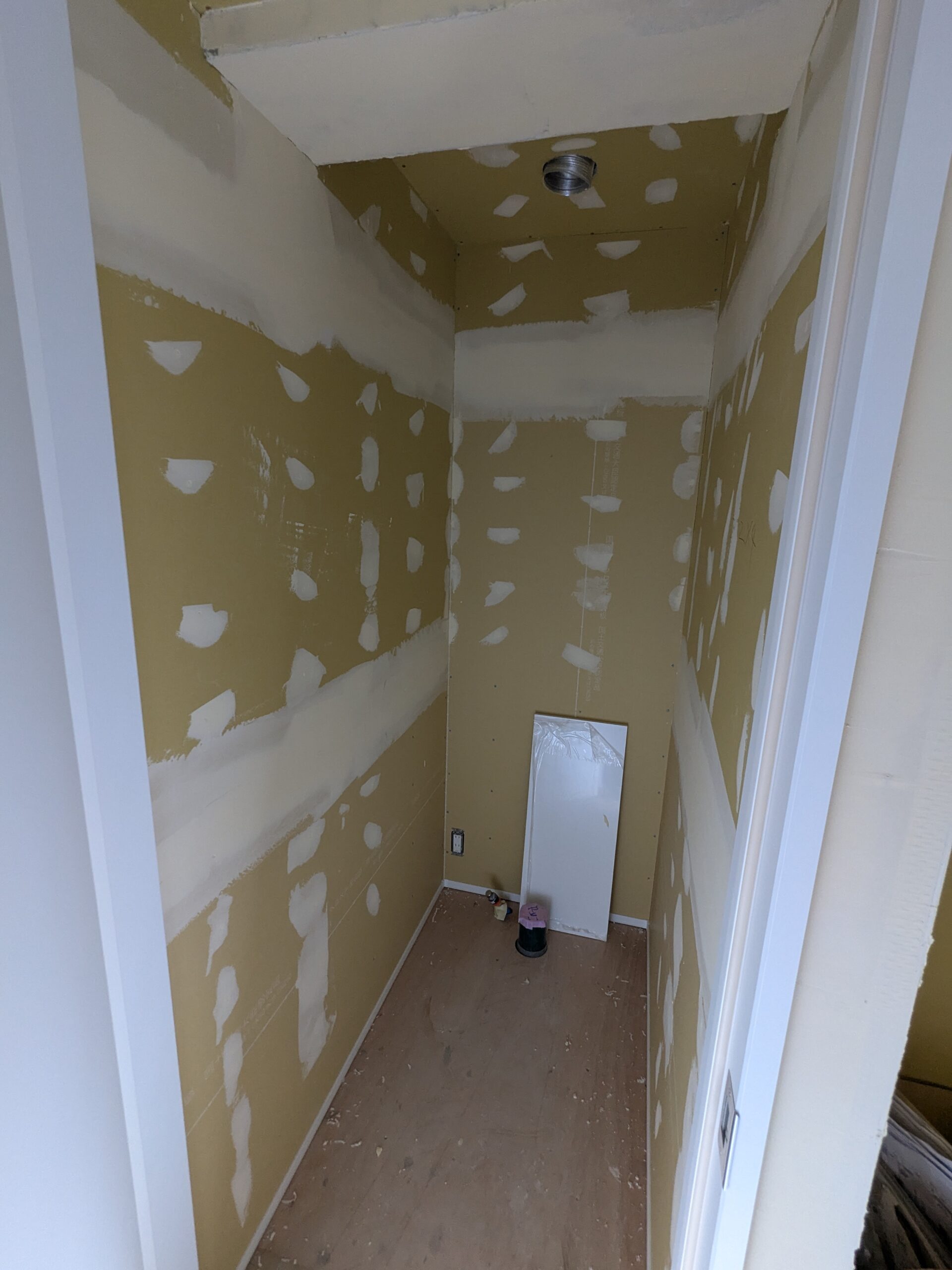 くすみブルーが映える-小上がりのある家- ｜ 中野区　現場レポート