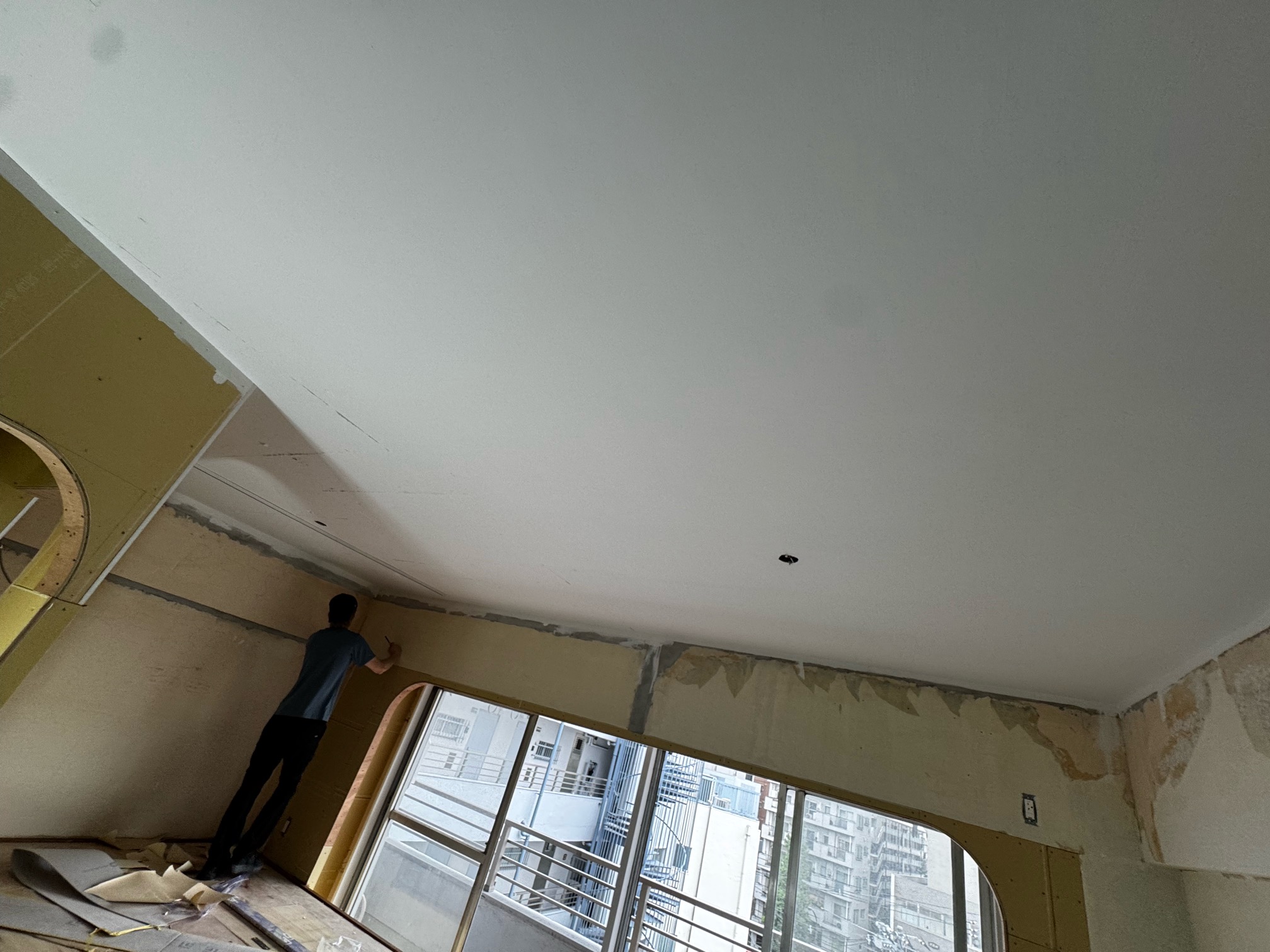 くすみブルーが映える-小上がりのある家- ｜ 中野区　現場レポート