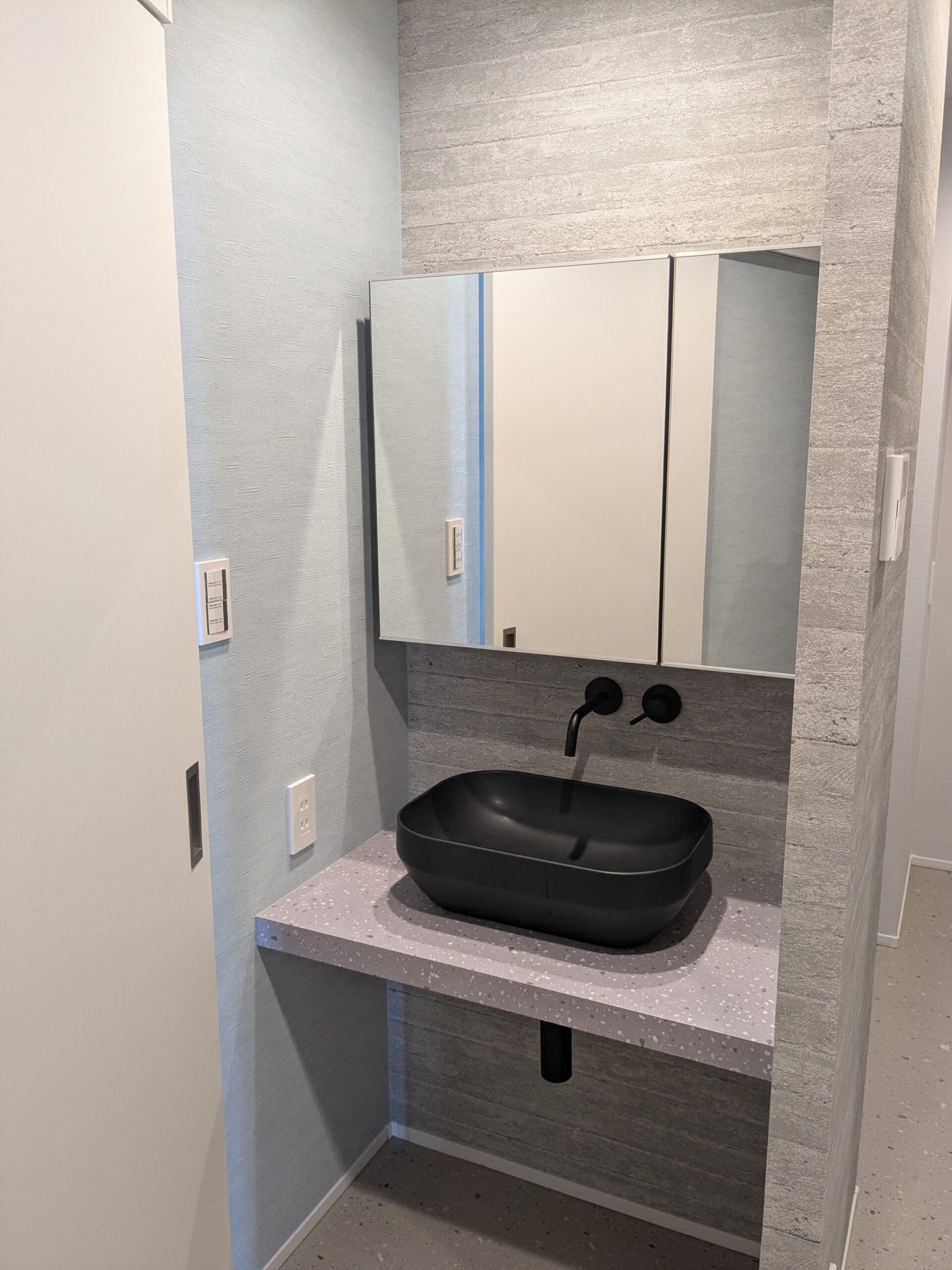 くすみブルーが映える-小上がりのある家- ｜ 中野区　アズ建設施工事例ギャラリー