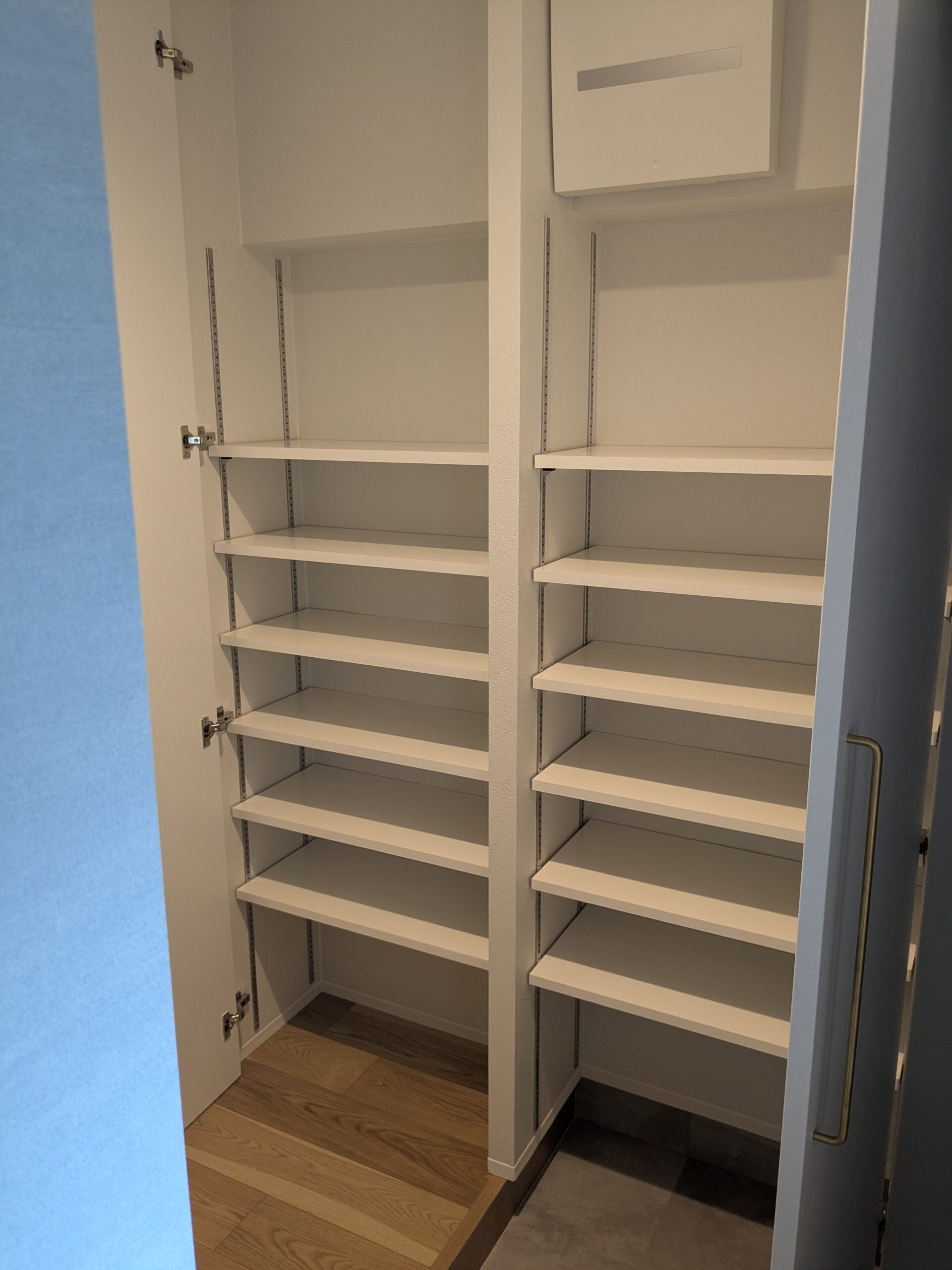 くすみブルーが映える-小上がりのある家- ｜ 中野区　アズ建設施工事例ギャラリー